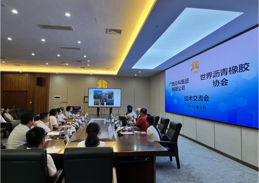 Jorge B.Sousa教授介紹了全球氣候變化對橡膠瀝青的推廣應用產(chǎn)生的影響，并強調(diào)橡膠瀝青是一種高性能、高性價比、高環(huán)保的綠色筑路材料，對實現(xiàn)綠色可持續(xù)交通建設起到重要作用。