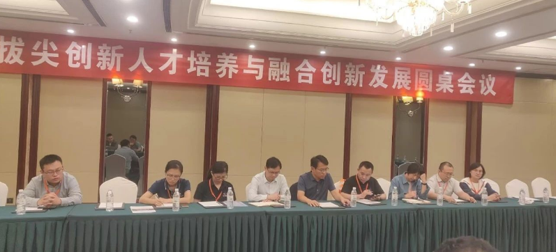 此外，論壇期間還召開了“拔尖創(chuàng)新人才培養(yǎng)與融合創(chuàng)新發(fā)展圓桌會議”，孫洪廣黨委書記主持了會議。與會代表，包括橡膠教研室的老師、知名企業(yè)家以及技術(shù)骨干等30余人，共同討論了學(xué)校卓越工程師培養(yǎng)模式、新型人才培養(yǎng)方案修訂、實訓(xùn)基地建設(shè)等議題。通過激烈的討論，會議形成了10余條有益的建議。孫洪廣總結(jié)表示，學(xué)校和企業(yè)將繼續(xù)發(fā)揮各自的優(yōu)勢，拓寬合作領(lǐng)域，未來在學(xué)科建設(shè)、教育培訓(xùn)和科研合作等方面深化合作，為橡膠行業(yè)的高質(zhì)量發(fā)展提供有力的支持。