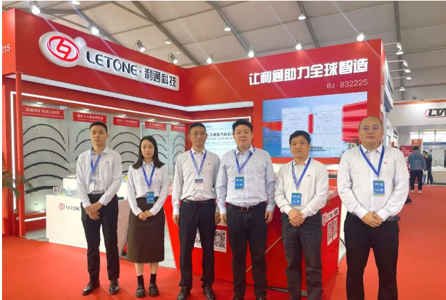 其中，定制化外覆層超耐磨礦用軟管采用高分子材料外覆層，經(jīng)過2000次往復(fù)磨耗試驗，質(zhì)量毫無損失，符合GB/T12721-2007標準。另一方面，超級大力神低彎曲系列軟管以其低于ISO 18752C類標準34%的最小彎曲半徑、高壓力、以及100萬次脈沖次數(shù)的長壽命脫穎而出。這一系列軟管還配備了利通自研軟管接頭和氫化丁腈密封件，具有出色的耐久性。