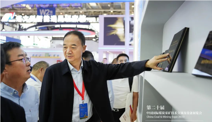 踏歌智行的高級(jí)副總裁胡團(tuán)結(jié)分享了他們的"露天礦無(wú)人駕駛運(yùn)輸關(guān)鍵技術(shù)及應(yīng)用"。他表示，他們一直在不斷改進(jìn)產(chǎn)品，提供安全、綠色、高效、經(jīng)濟(jì)的無(wú)人運(yùn)輸服務(wù)，從而使采礦更加安全和智能。