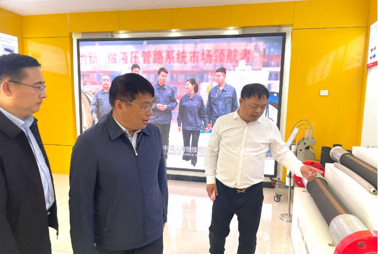 揭牌儀式結(jié)束后，王新會一行在董事長趙洪亮的陪同下，前往利通科技的產(chǎn)品展廳進行了深入調(diào)研，詳細了解了公司的科研創(chuàng)新情況。他鼓勵利通科技繼續(xù)發(fā)揮自身優(yōu)勢，持續(xù)進行科研創(chuàng)新。王新會還參觀了利通科技的科研基地和生產(chǎn)車間，以更深入了解公司在超高壓流體技術(shù)應(yīng)用和市場拓展方面的工作，鼓勵公司在凝聚科技人才、促進自主創(chuàng)新、激發(fā)創(chuàng)造活力等方面發(fā)揮更大的作用，為液壓科技產(chǎn)業(yè)的高質(zhì)量發(fā)展貢獻力量。