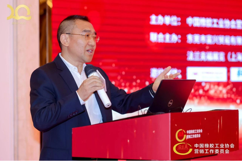 接下來，上一任中橡協(xié)副會長兼營銷工委理事長朱仁恩做近一年主要工作報告。同時寄語新一屆理事會團結一心，共同努力，開辟中國輪胎經(jīng)銷商行業(yè)新局面。
